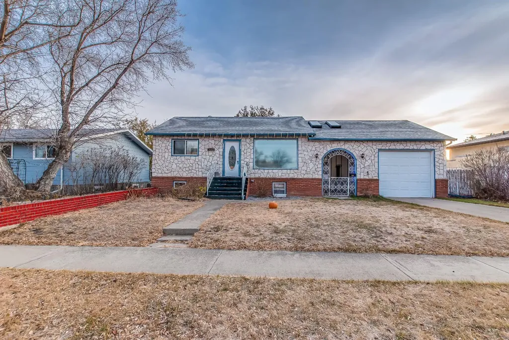 219 4 Street SE Redcliff AB T0J 2P0