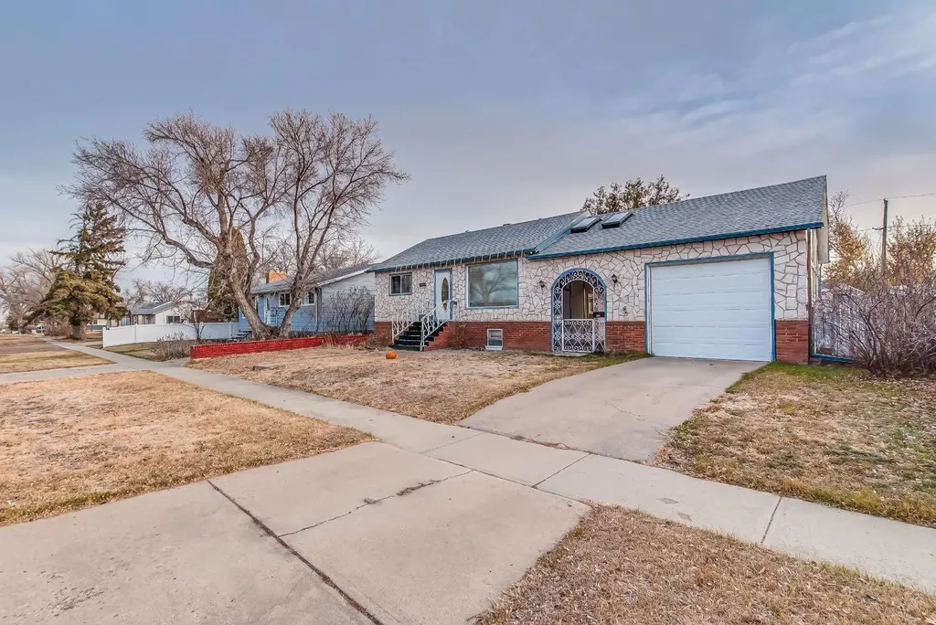 219 4 Street SE Redcliff AB T0J 2P0