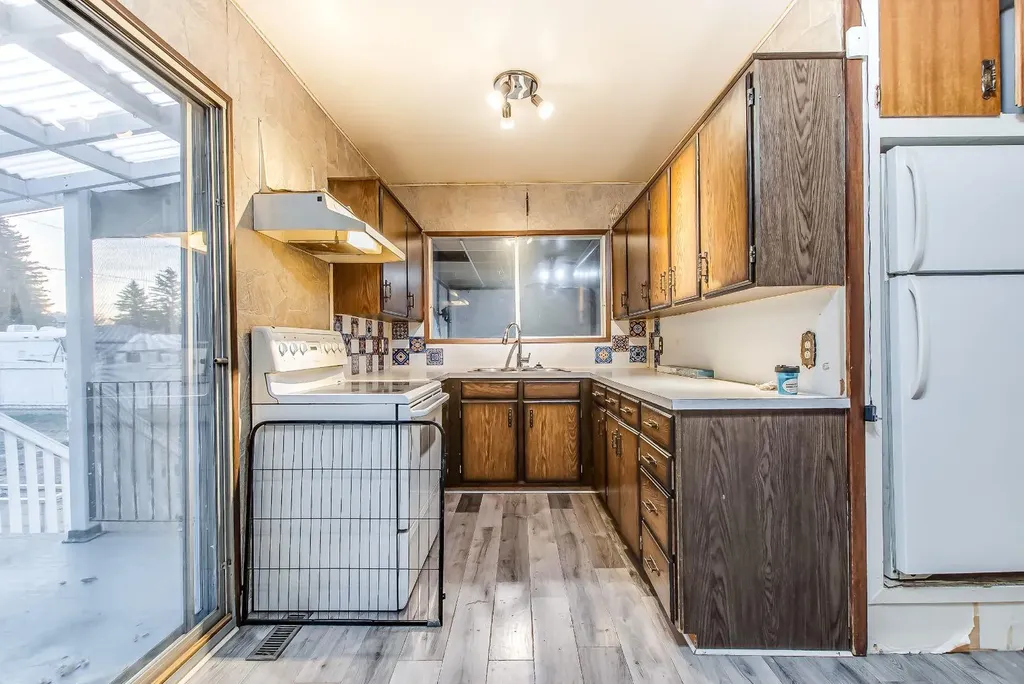 219 4 Street SE Redcliff AB T0J 2P0