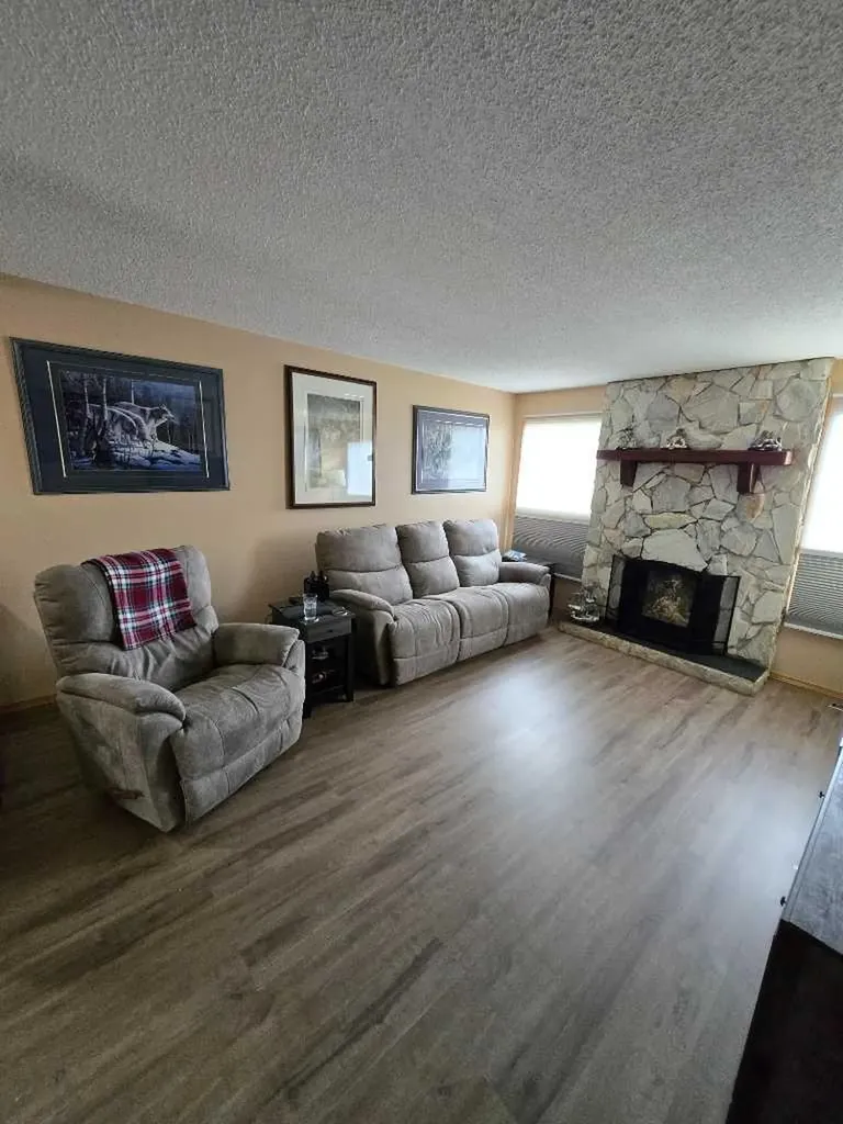 94 Harolds Hollow Whitecourt AB T7S 1C4