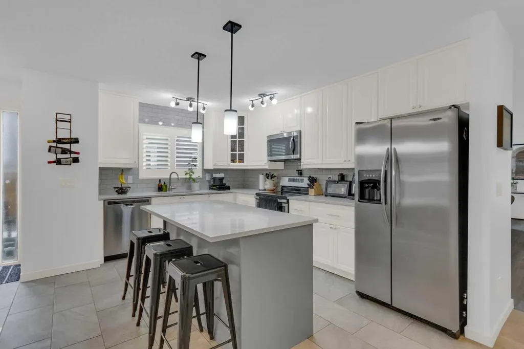 15 Woodglen Road SW Calgary AB T2W4N8