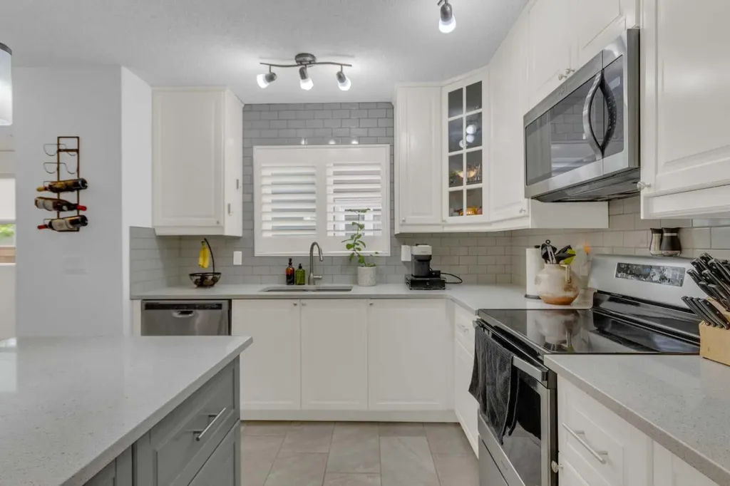 15 Woodglen Road SW Calgary AB T2W4N8