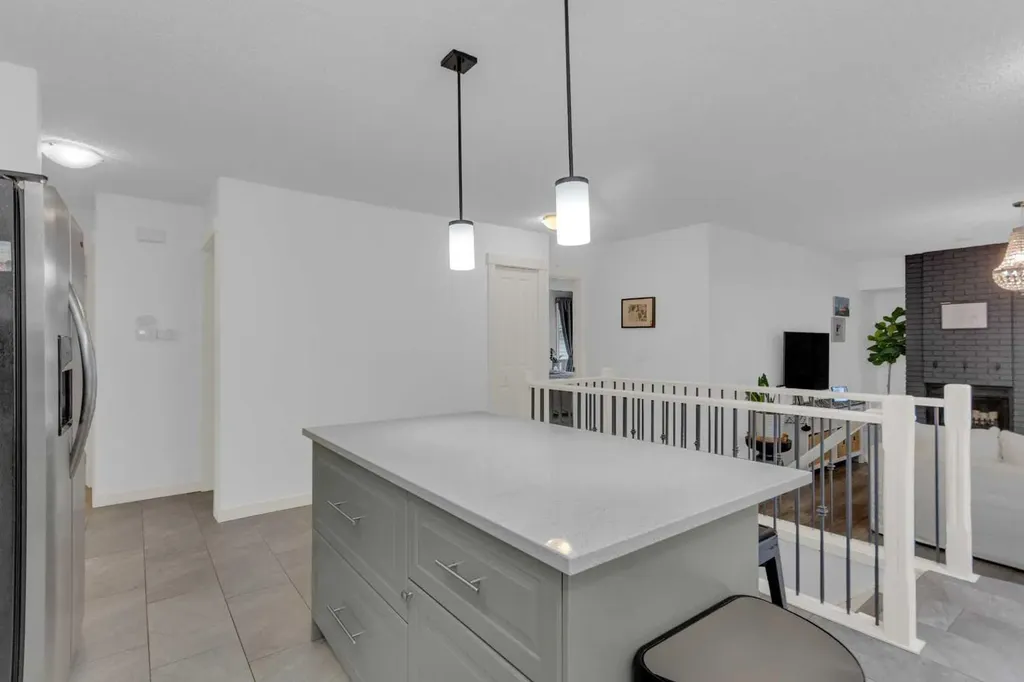 15 Woodglen Road SW Calgary AB T2W4N8
