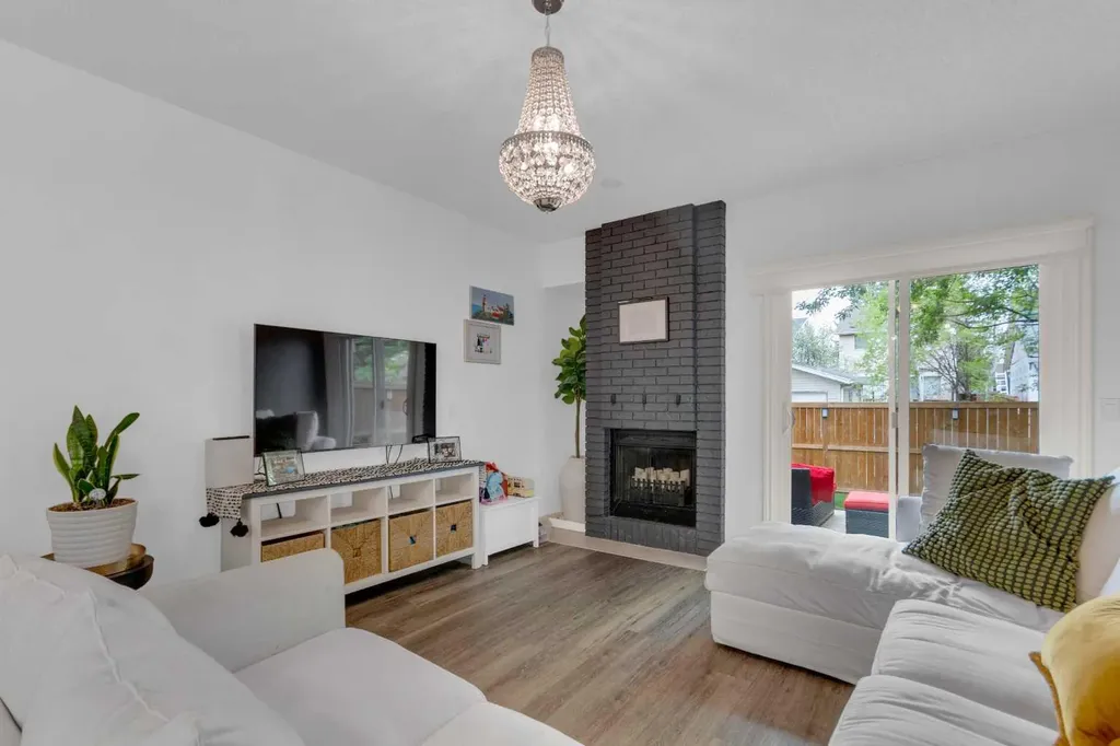 15 Woodglen Road SW Calgary AB T2W4N8