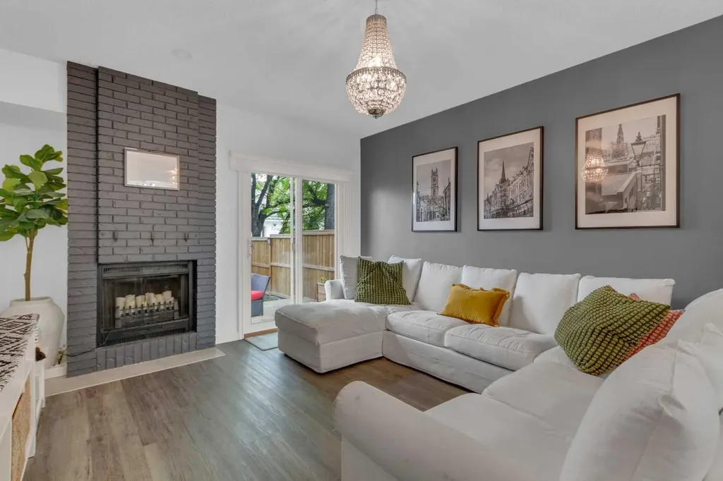 15 Woodglen Road SW Calgary AB T2W4N8