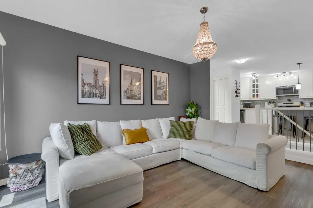 15 Woodglen Road SW Calgary AB T2W4N8
