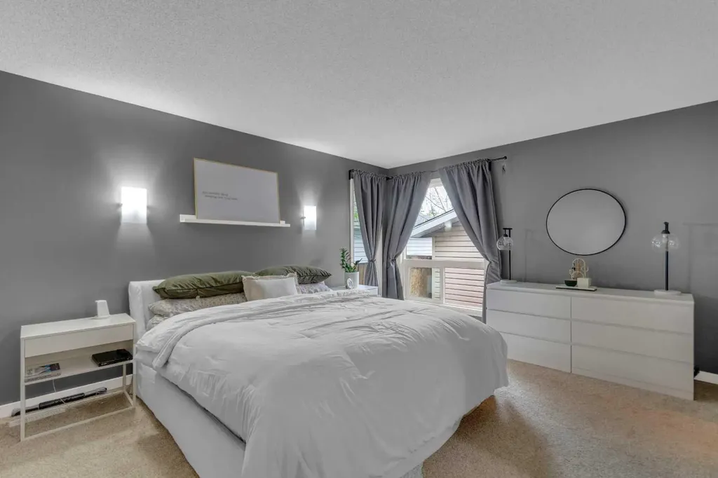 15 Woodglen Road SW Calgary AB T2W4N8