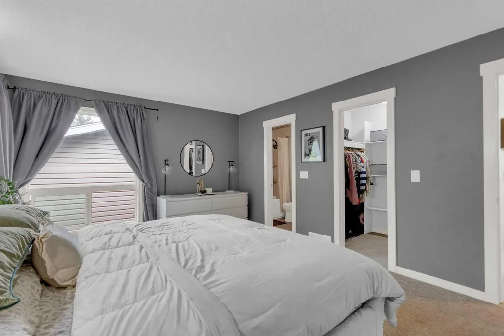 15 Woodglen Road SW Calgary AB T2W4N8