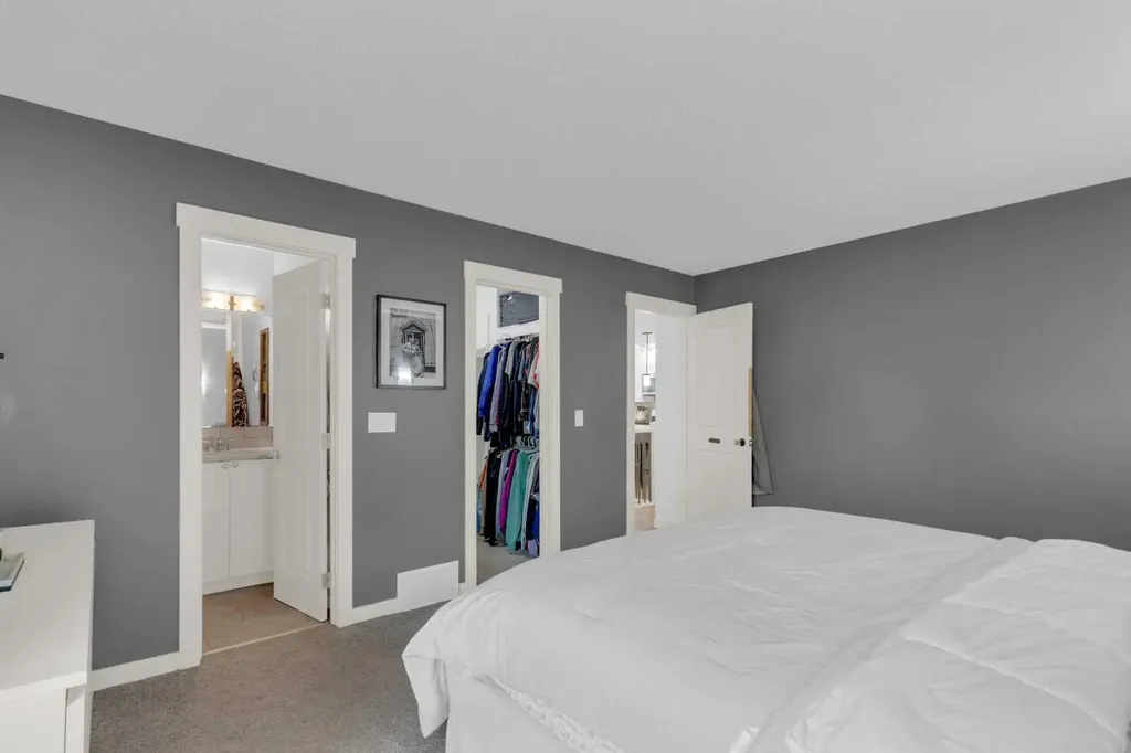 15 Woodglen Road SW Calgary AB T2W4N8