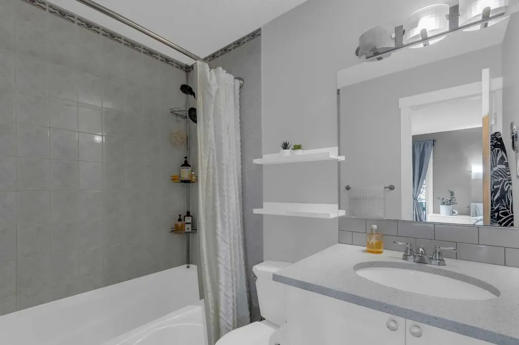 15 Woodglen Road SW Calgary AB T2W4N8