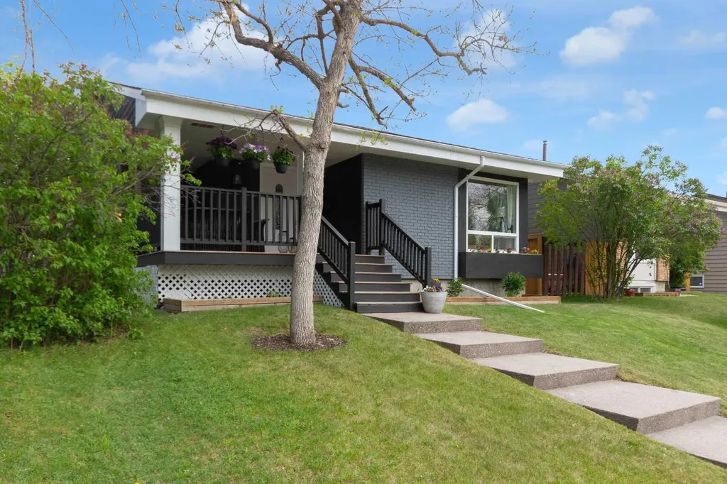 15 Woodglen Road SW Calgary AB T2W4N8