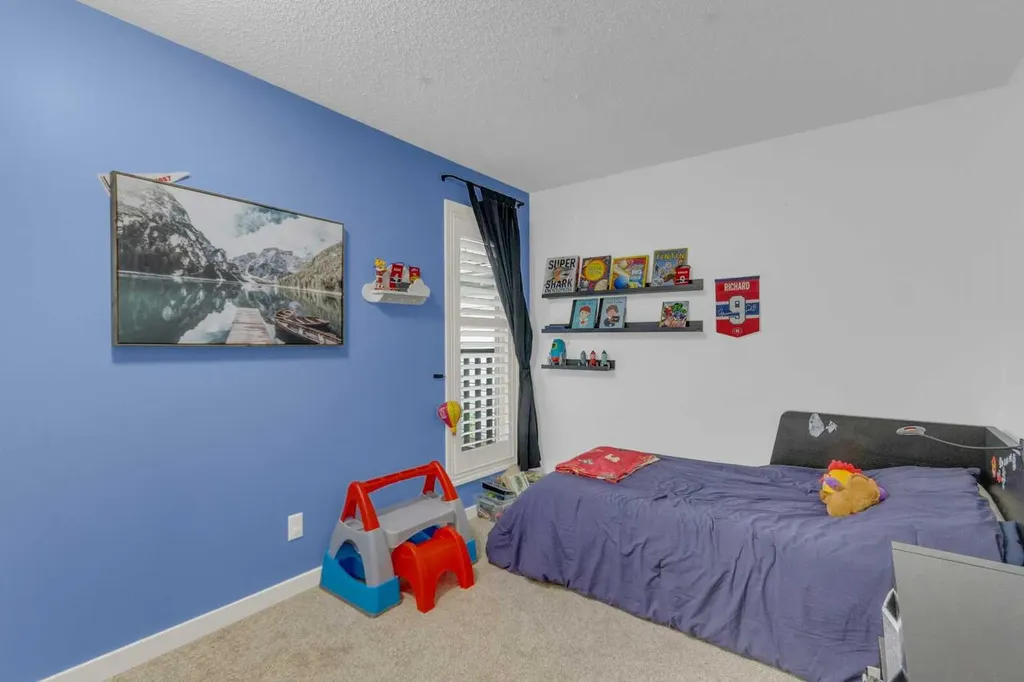 15 Woodglen Road SW Calgary AB T2W4N8