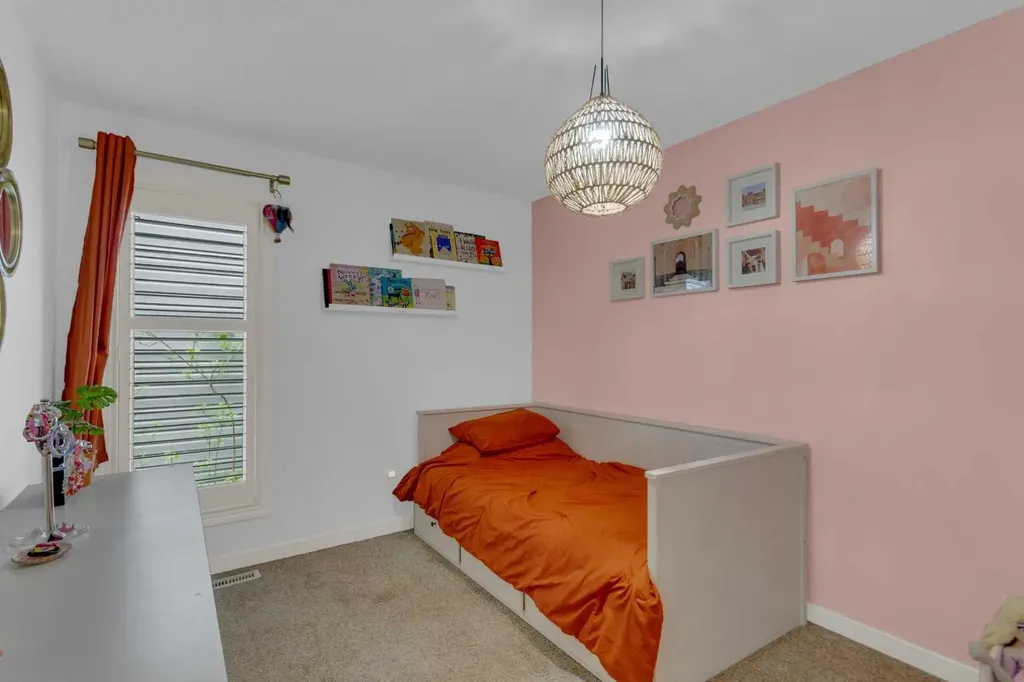 15 Woodglen Road SW Calgary AB T2W4N8