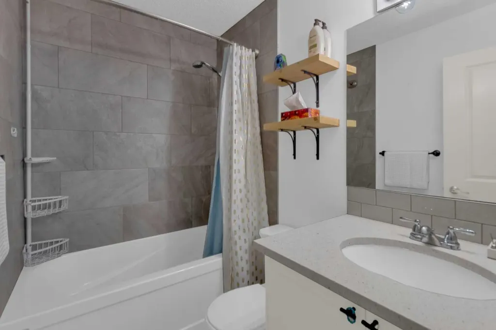 15 Woodglen Road SW Calgary AB T2W4N8