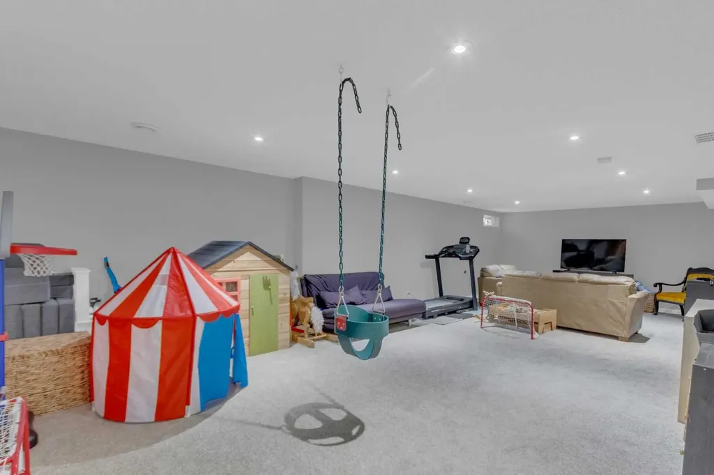 15 Woodglen Road SW Calgary AB T2W4N8