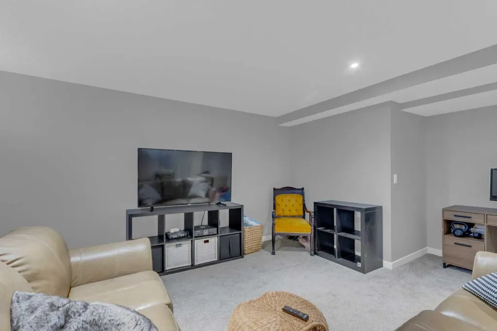 15 Woodglen Road SW Calgary AB T2W4N8