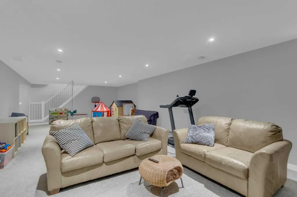 15 Woodglen Road SW Calgary AB T2W4N8