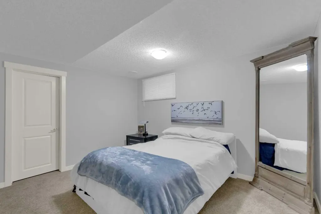 15 Woodglen Road SW Calgary AB T2W4N8