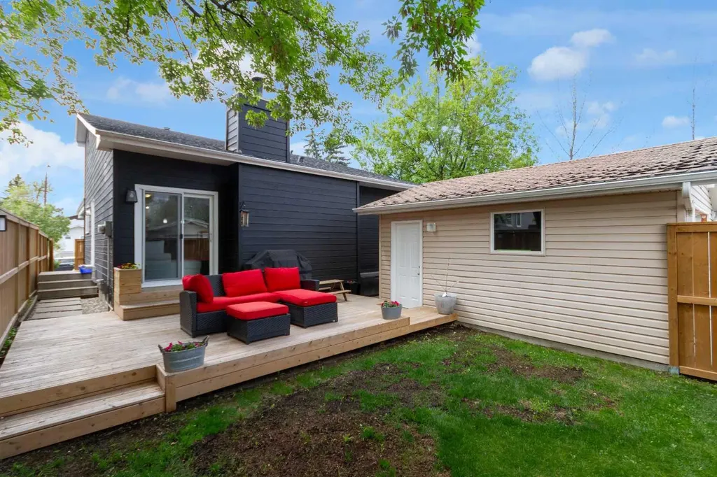 15 Woodglen Road SW Calgary AB T2W4N8
