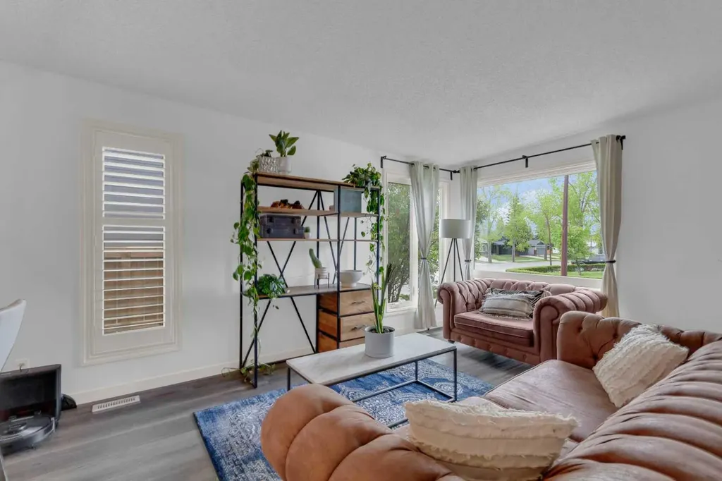 15 Woodglen Road SW Calgary AB T2W4N8