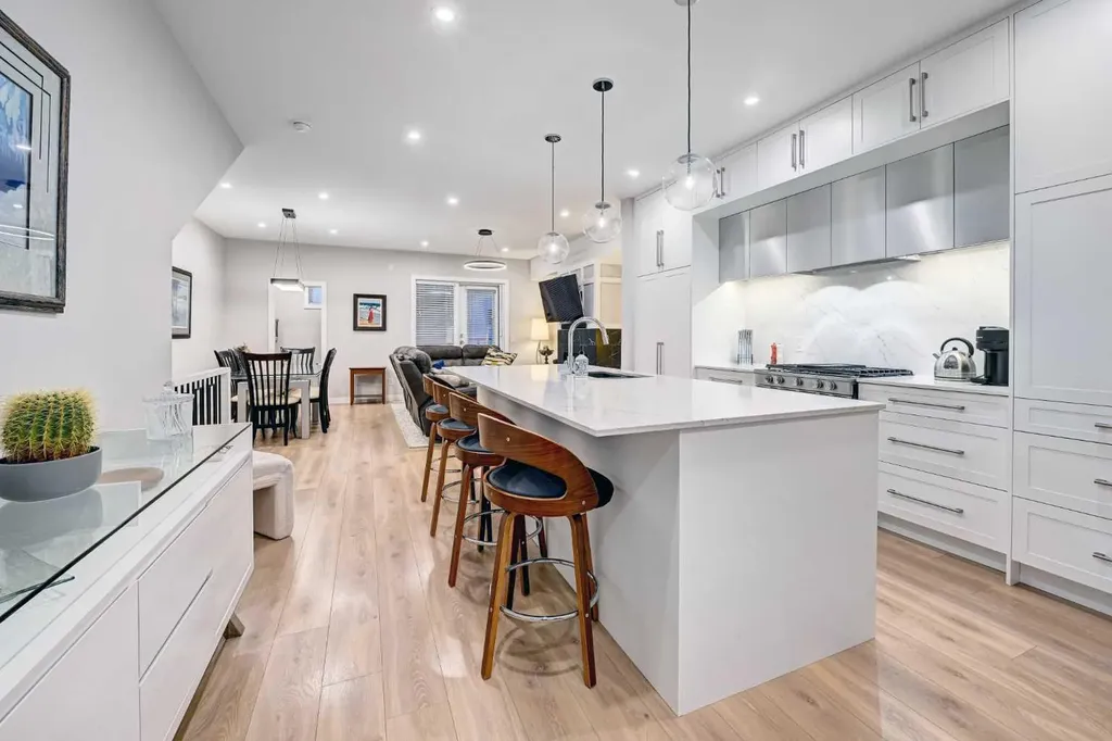 830 78 Street SW Calgary AB T3H 6B2