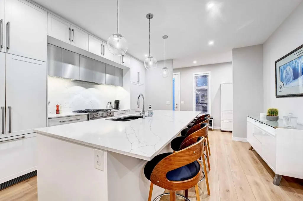 830 78 Street SW Calgary AB T3H 6B2