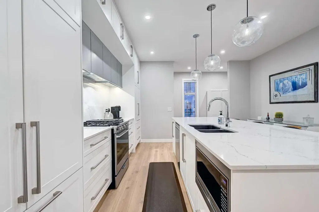 830 78 Street SW Calgary AB T3H 6B2