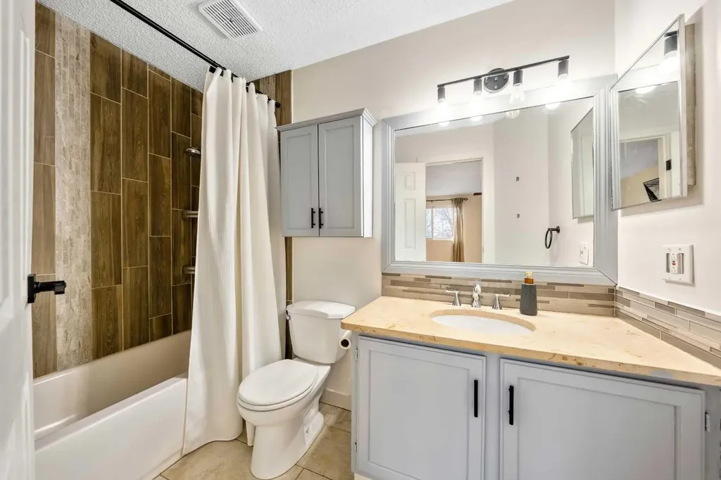 100 Woodfield Green SW Calgary AB T2W 3T9