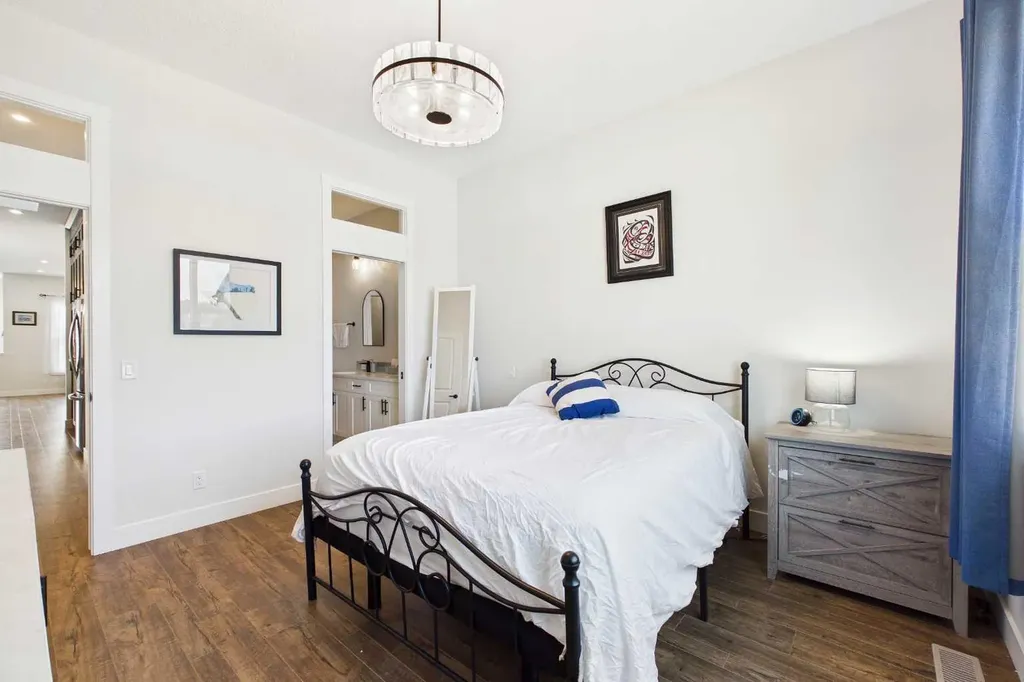 11 Royston Park NW Calgary AB T3L 0M5