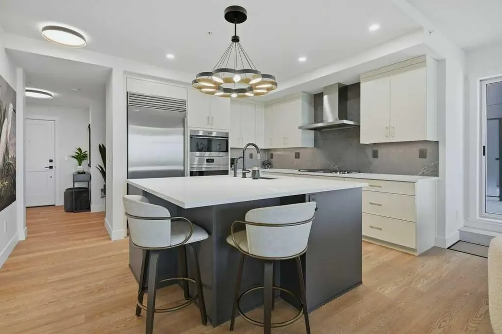 15 Cougar Ridge Landing SW Calgary AB T3H 6C3