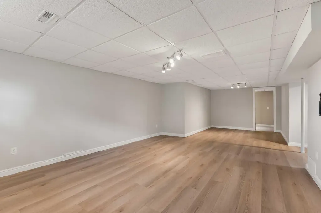 5615 20 Street SW Calgary AB T3E 1R3