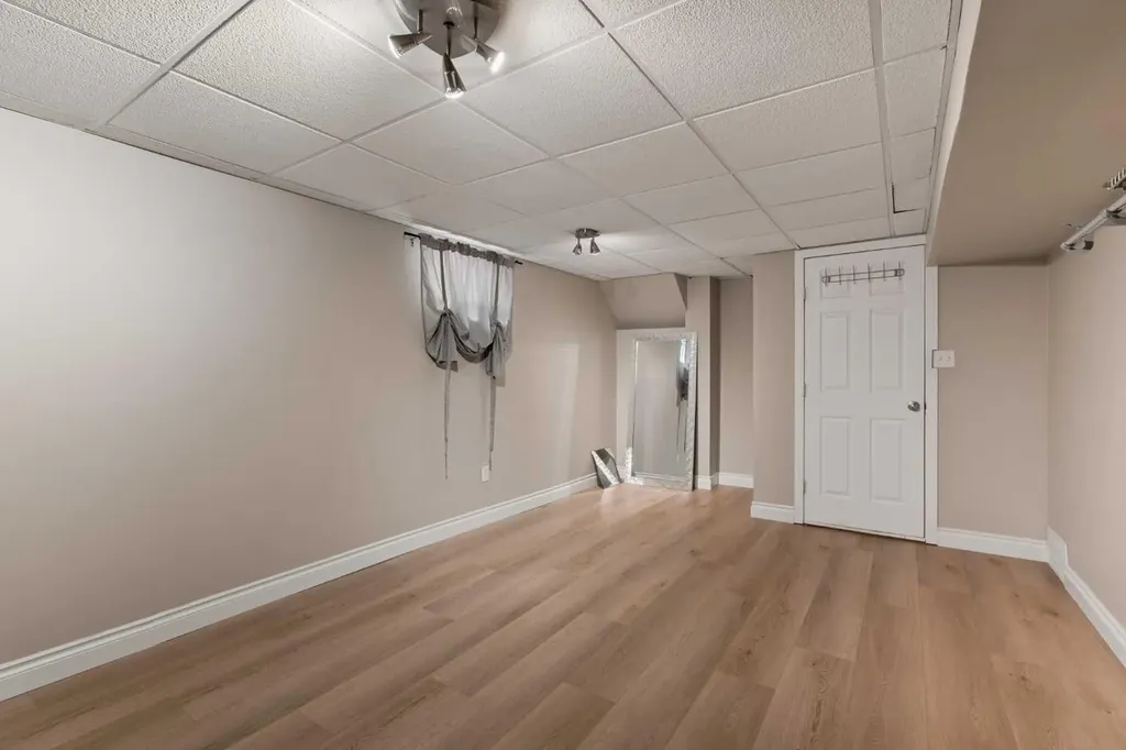 5615 20 Street SW Calgary AB T3E 1R3