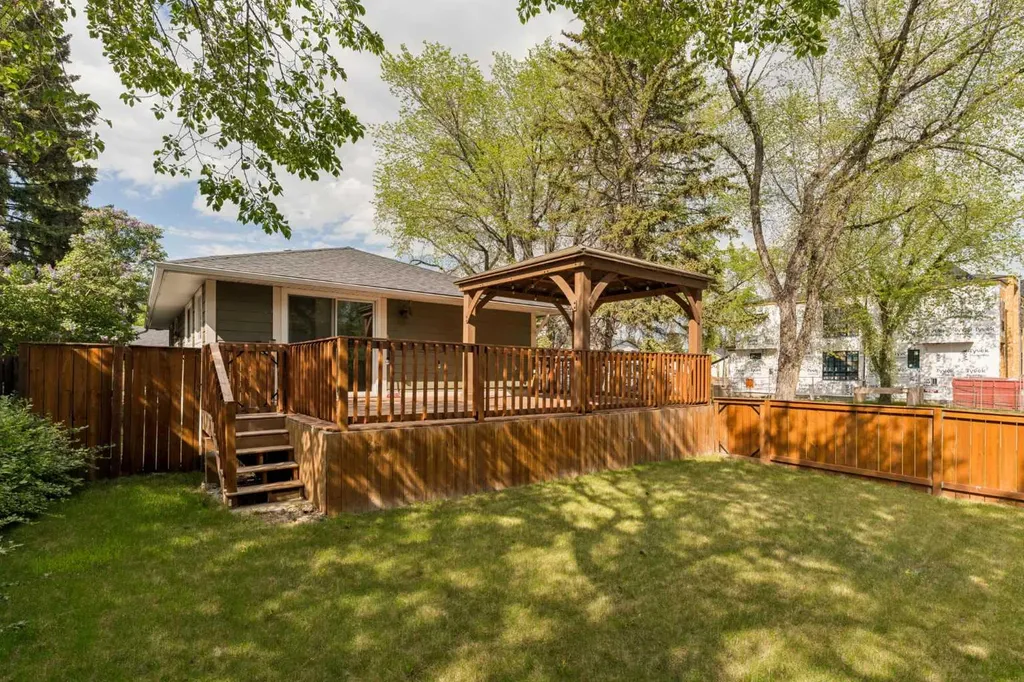 5615 20 Street SW Calgary AB T3E 1R3