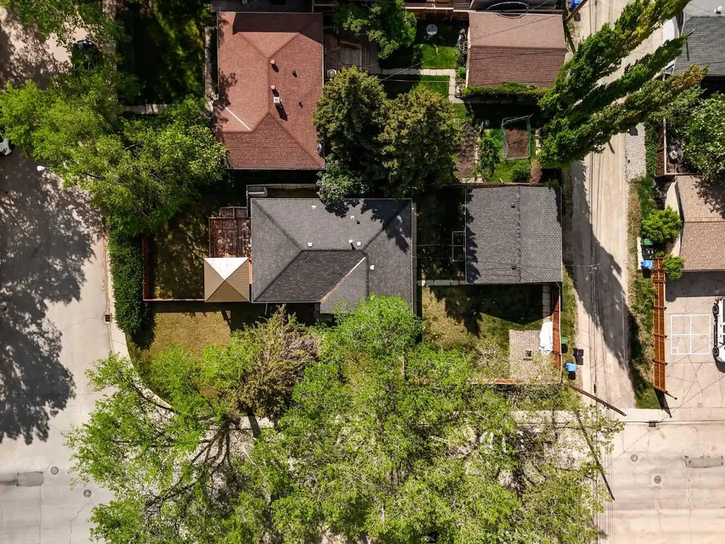 5615 20 Street SW Calgary AB T3E 1R3
