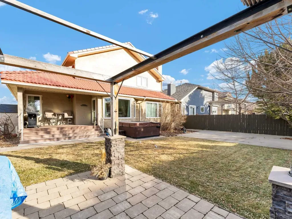 11 Taylor Crescent SE Medicine Hat AB T1B3X5