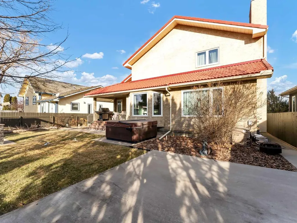 11 Taylor Crescent SE Medicine Hat AB T1B3X5