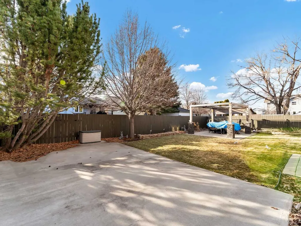 11 Taylor Crescent SE Medicine Hat AB T1B3X5