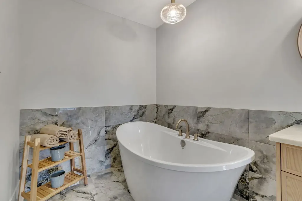2044 Waterbury Road Chestermere AB T1X 3A9