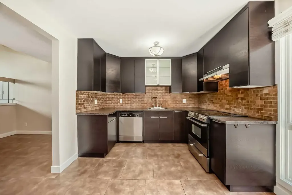 9 Brae Glen Court SW Calgary AB T2W 1B6
