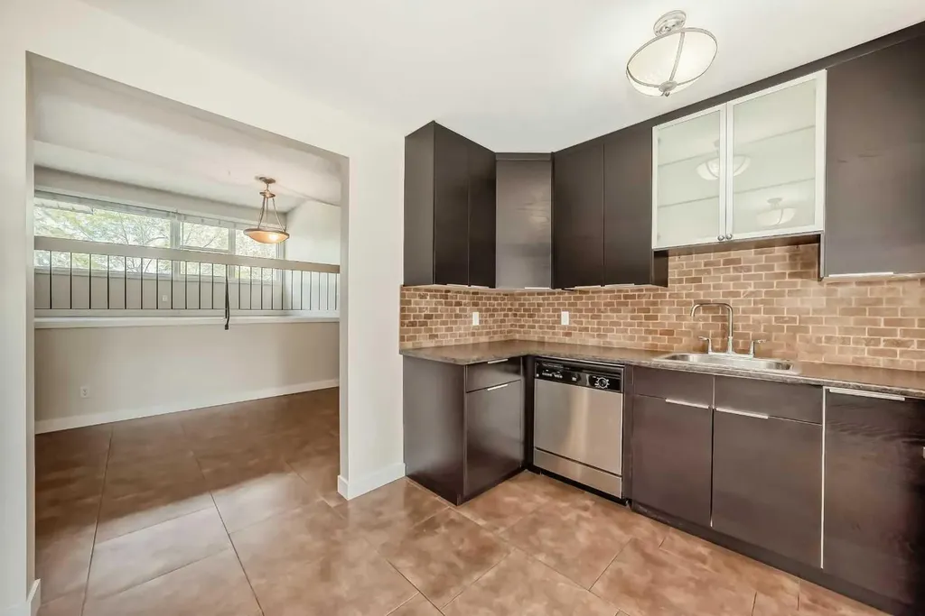 9 Brae Glen Court SW Calgary AB T2W 1B6