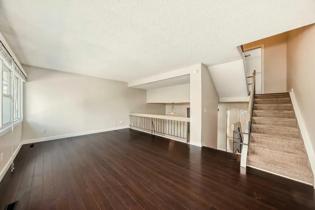9 Brae Glen Court SW Calgary AB T2W 1B6