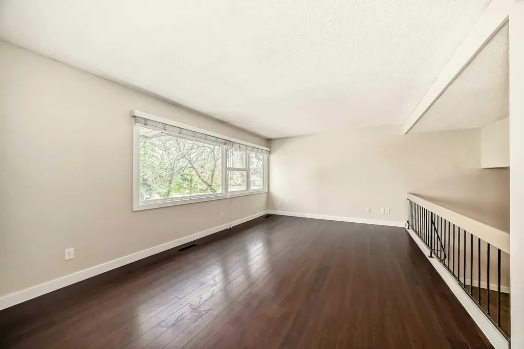 9 Brae Glen Court SW Calgary AB T2W 1B6