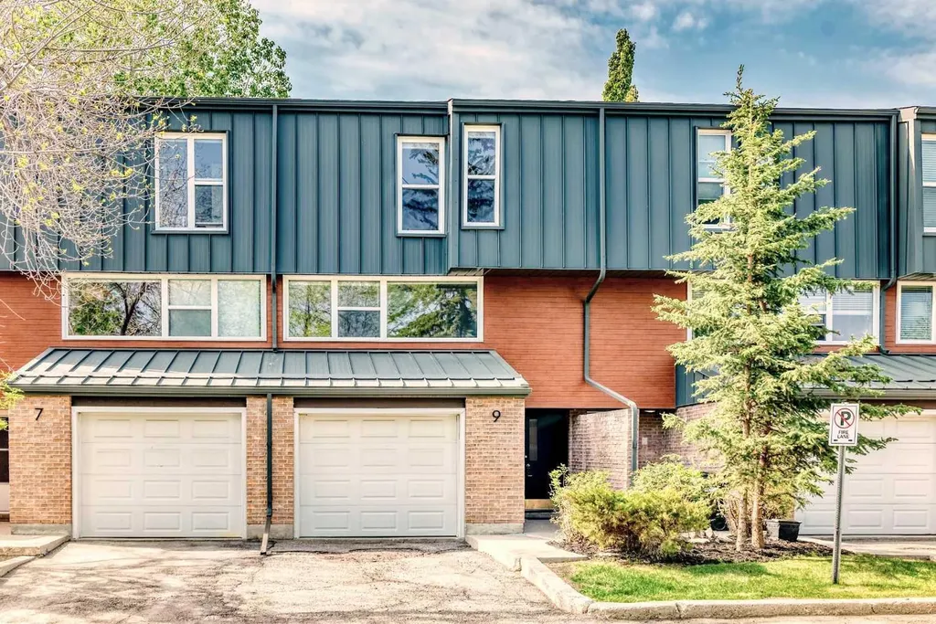 9 Brae Glen Court SW Calgary AB T2W 1B6