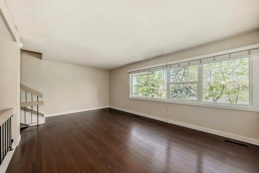 9 Brae Glen Court SW Calgary AB T2W 1B6