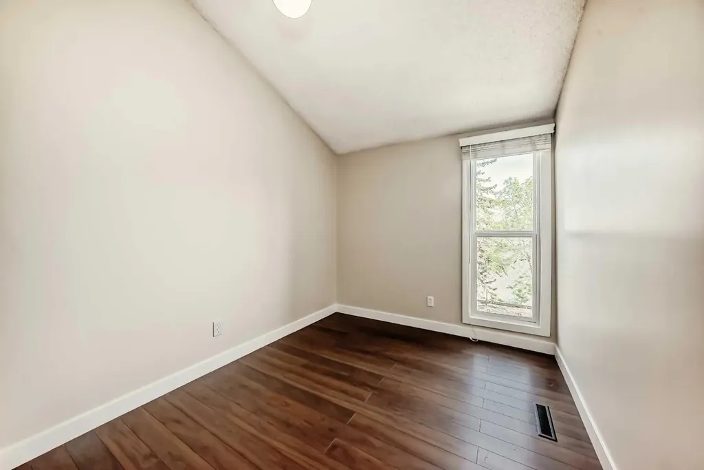 9 Brae Glen Court SW Calgary AB T2W 1B6