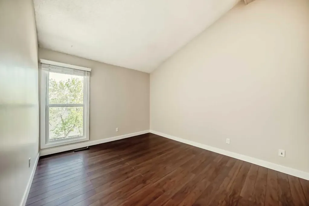 9 Brae Glen Court SW Calgary AB T2W 1B6