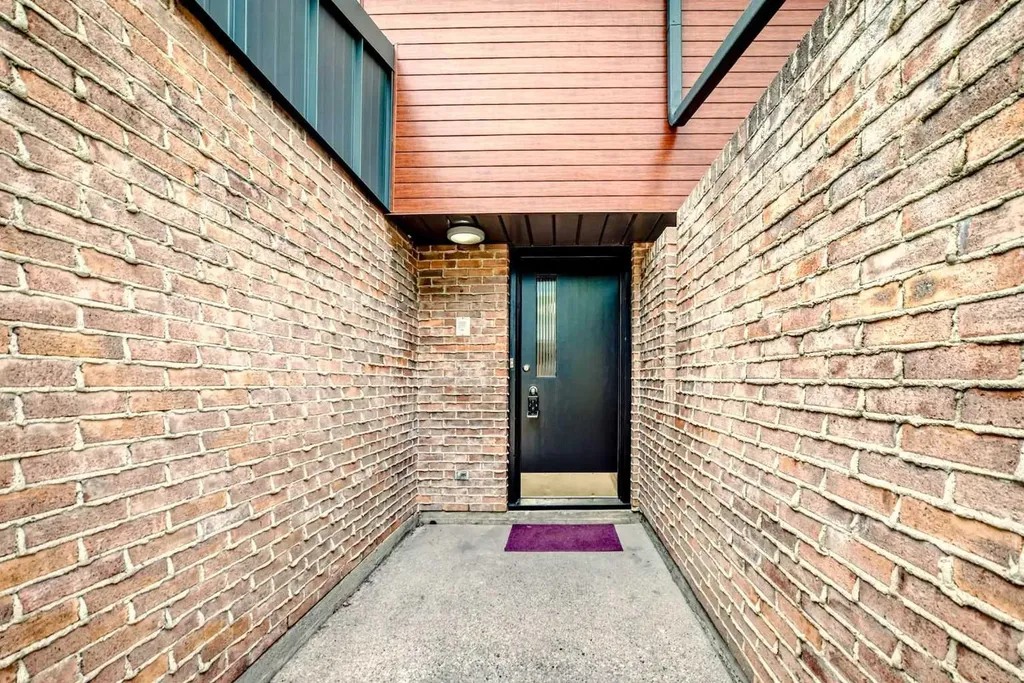 9 Brae Glen Court SW Calgary AB T2W 1B6