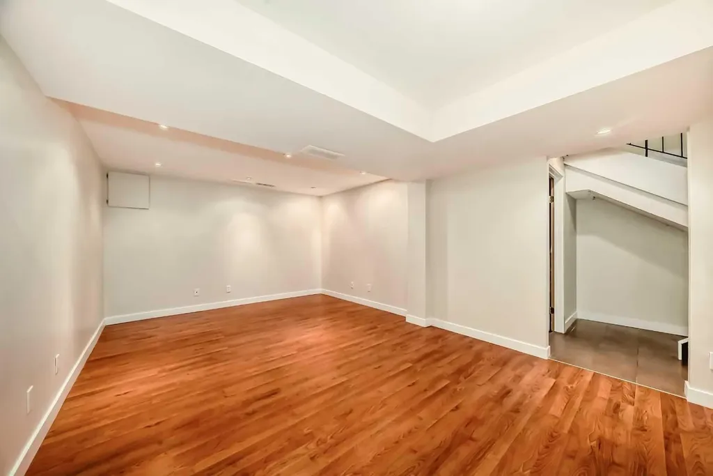 9 Brae Glen Court SW Calgary AB T2W 1B6