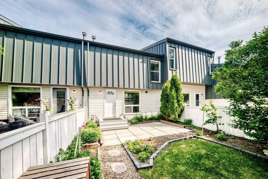 9 Brae Glen Court SW Calgary AB T2W 1B6