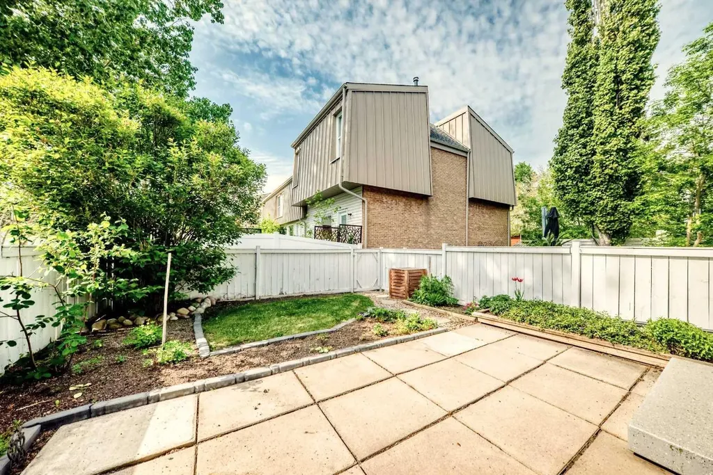 9 Brae Glen Court SW Calgary AB T2W 1B6